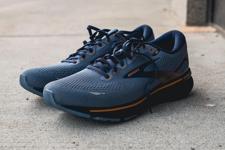 کتونی بروکس گوست ۱۵ وارداتی ویتنام سایز۴۰ تا۴۵ brooks ghost 15