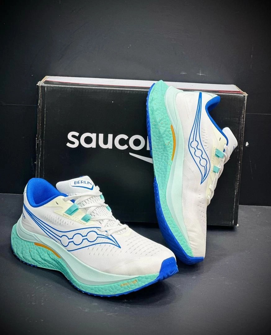 کتونی رانینگ ساکونی ویتنامی/سایز ۴۰ الی ۴۵/رنگ بندی دارد/Saucony Endorphin Speed