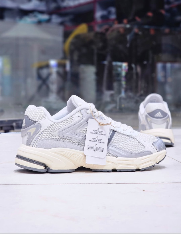 کتونی ادیداس فارماتون ویتنامی/سایز ۴۰ الی ۴۵ / رنگ بندی زیبا/Adidas Response