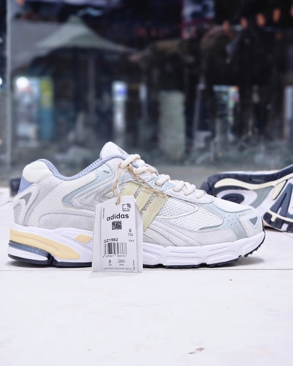 کتونی ادیداس فارماتون ویتنامی/سایز ۴۰ الی ۴۵ / رنگ بندی زیبا/Adidas Response