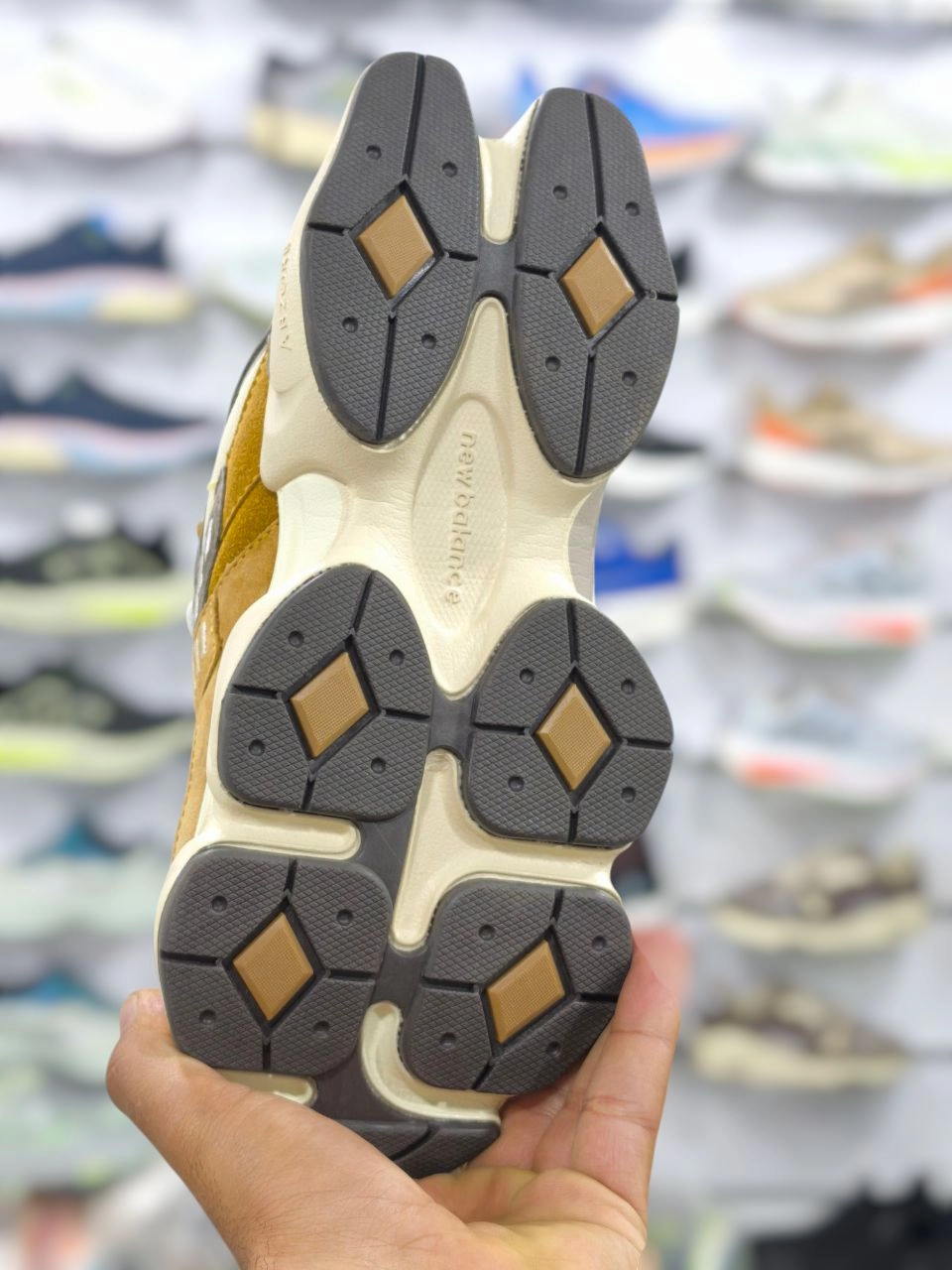 کتونی نیوبالانس ۹۰۶۰ تولید ویتنام/سایز 40 الی 45/فروش تک و عمده/New balance 9060