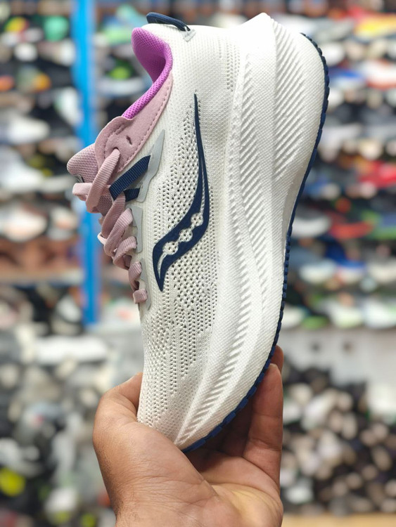 کتونی ساکونی تریمپ 21 ویتنامی وارداتی/سایز 36,37,38,39,40/Saucony Triumph 21