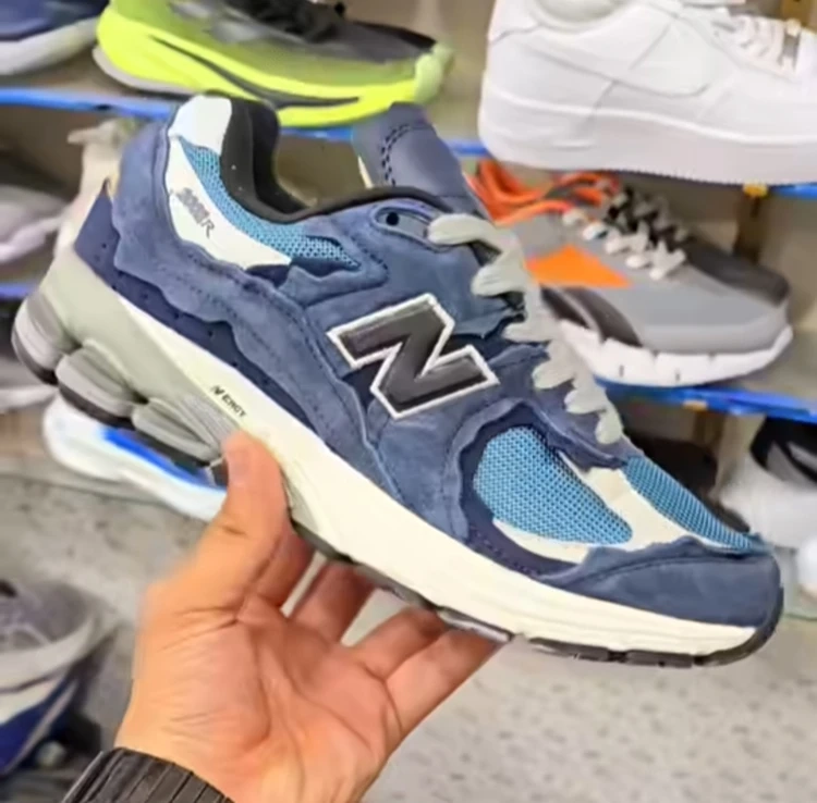 کتونی نیوبالانس 2002R امریکایی وارداتی/سایز 40 الی 45/Newbalance 2002R