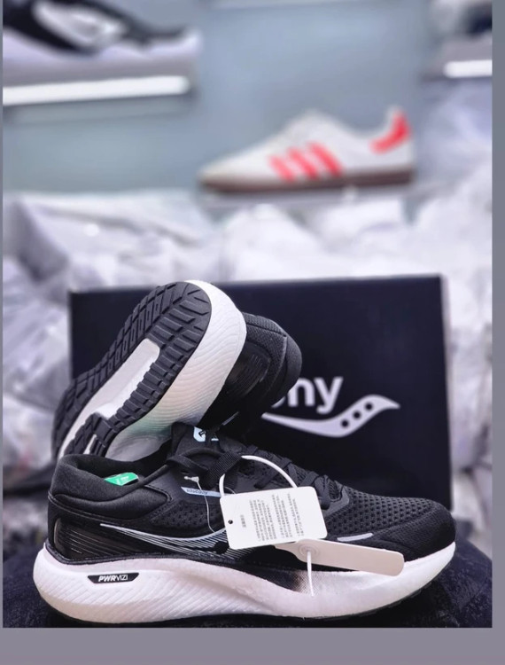 کتونی ساکونی تریمپ 19 ویتنامی وارداتی/سایز 40,41,42,43,44,45/Saucony Triumph 19