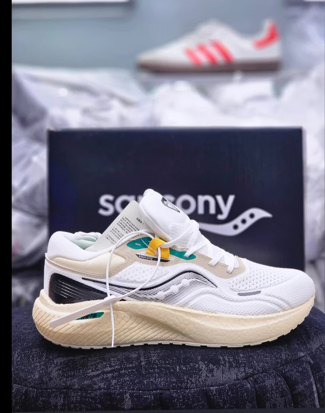 کتونی ساکونی تریمپ 19 ویتنامی وارداتی/سایز 40,41,42,43,44,45/Saucony Triumph 19