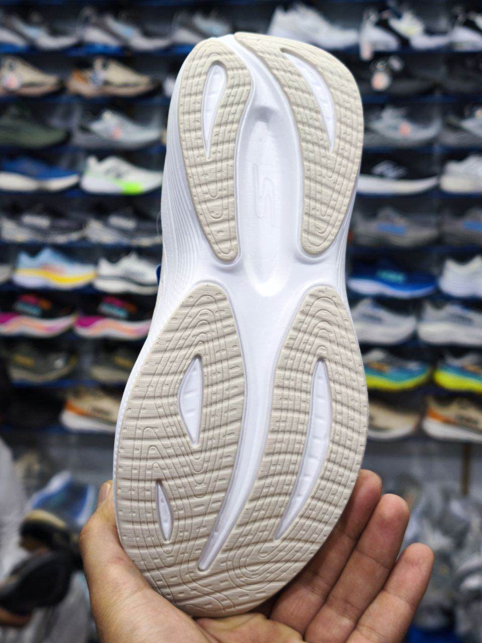 کتانی زنانه اسکیچرز مدل Max Cushion | سایز 37 الی 40