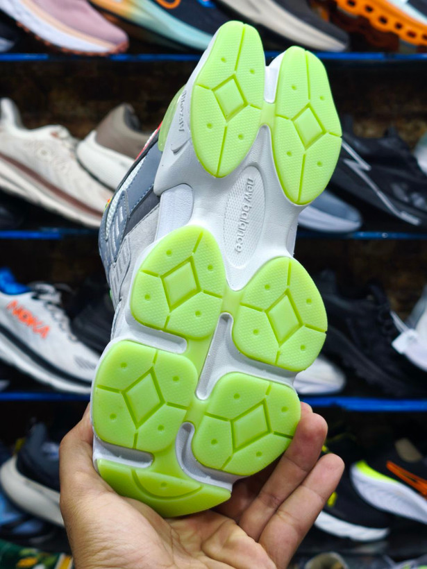 کتونی نیوبالانس 9060 ویتنامی وارداتی/سایز38,39,40,41,42,43,44,45/Newbalance 9060
