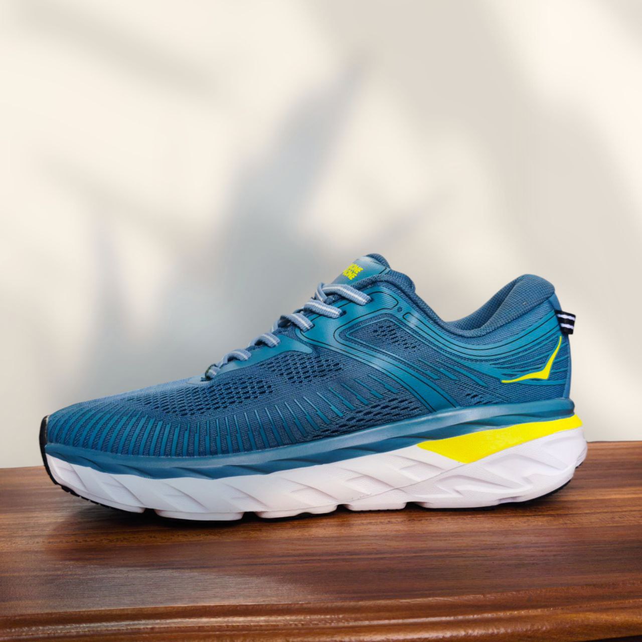 کتونی هوکا باندی ۷ (Hoka One One Bondi 7) | راحتی بی‌نهایت برای پیاده‌روی و دویدن