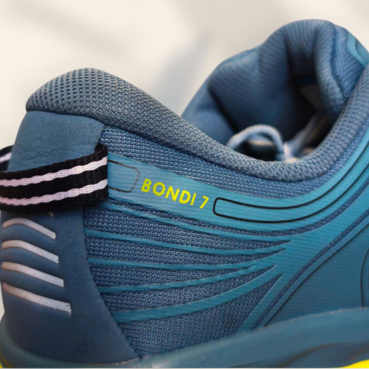 کتونی هوکا باندی ۷ (Hoka One One Bondi 7) | راحتی بی‌نهایت برای پیاده‌روی و دویدن