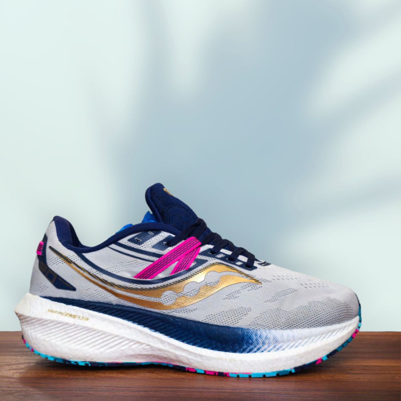 کتونی وارداتی ساکونی تریومف ۲۰ (Saucony Triumph 20) | نهایت نرمی و راحتی در دویدن‌های طولانی | تک سایز ۴۳