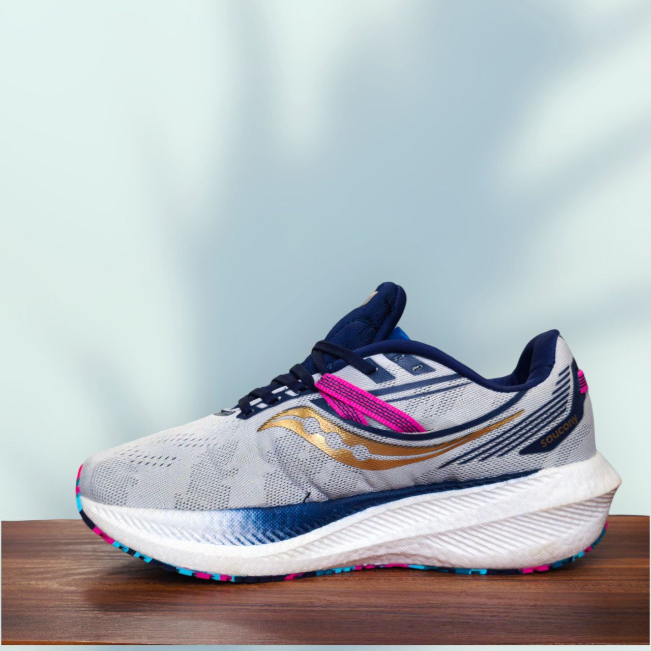 کتونی وارداتی ساکونی تریومف ۲۰ (Saucony Triumph 20) | نهایت نرمی و راحتی در دویدن‌های طولانی | تک سایز ۴۳