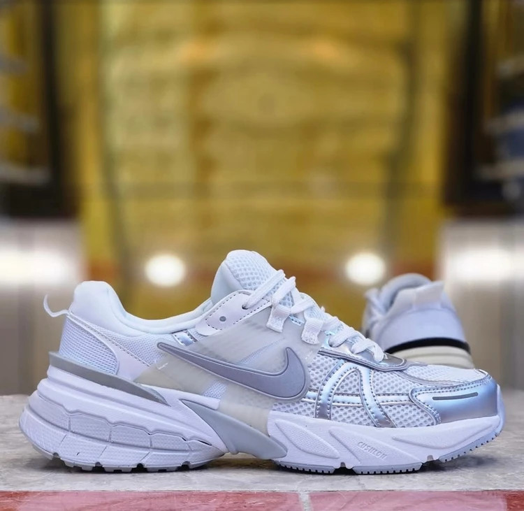 کتونی نایک وی تو کی ویتنامی وارداتی/سایز 38 الی 45/ست زنانه و مردانه/Nike V2k Run/ فروش عمده و تک
