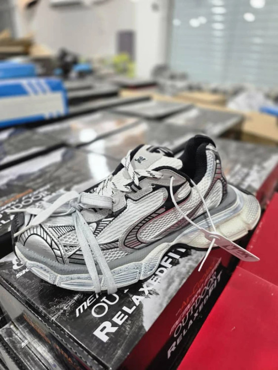 کتونی بالنسیاگا تری ایکس ال ویتنامی وارداتی/سایز 40 الی 45/Balenciaga 3XL