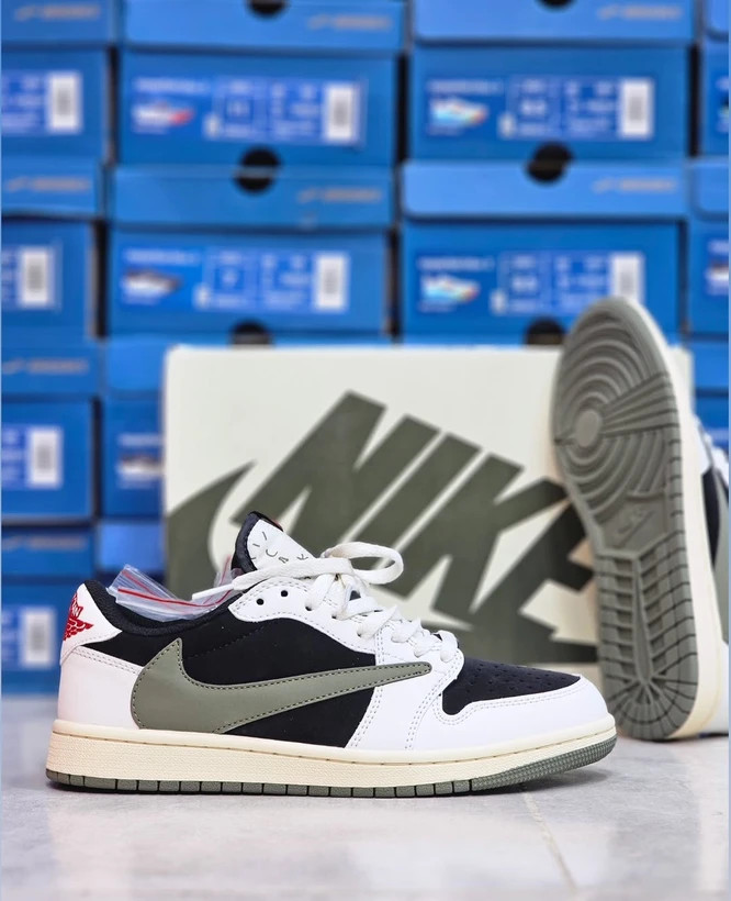 کتونی نایک ایر جردن 1 تراویس اسکات ویتنامی وارداتی/سایز 40 الی 45/Air jordan 1 High Travis Scot