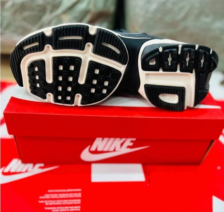 کتونی نایک وی تو کی ویتنامی وارداتی/سایز 38 الی 45/ست زنانه و مردانه/Nike V2k Run/ فروش عمده و تک