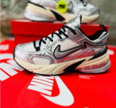 کتونی نایک وی تو کی ویتنامی وارداتی/سایز 38 الی 45/ست زنانه و مردانه/Nike V2k Run/ فروش عمده و تک