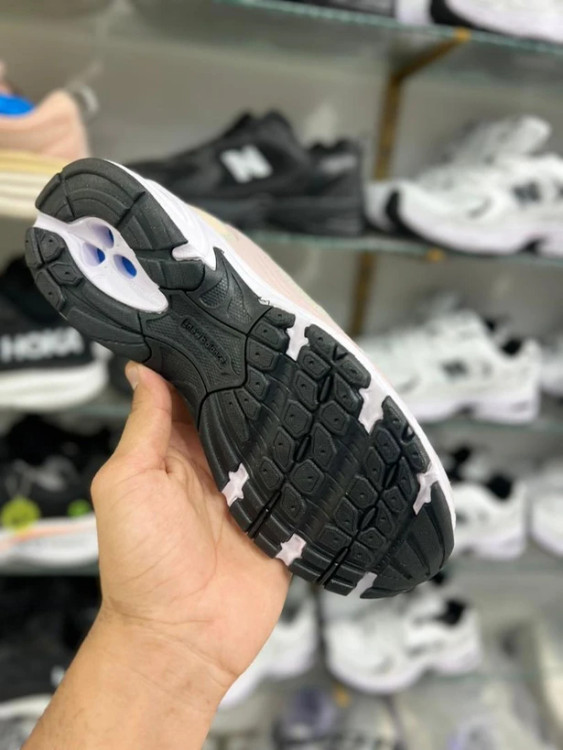 کتونی نیوبالانس 530 ویتنامی وارداتی/Newbalance 530/سایز 37 الی 40/فروش عمده و تک