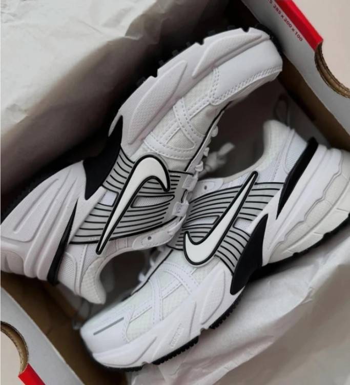 کتونی نایک وی تو کی ویتنامی وارداتی/سایز 38 الی 45/ست زنانه و مردانه/Nike V2k Run/ فروش عمده و تک