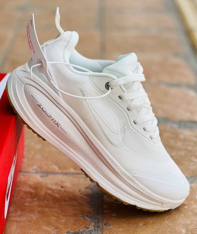 کتونی نایک ایر ومرو 18 ویتنامی وارداتی/سایز 37 الی 45/ست زنانه و مردانه/Nike Air Vomero 18/ فروش عمده و تک