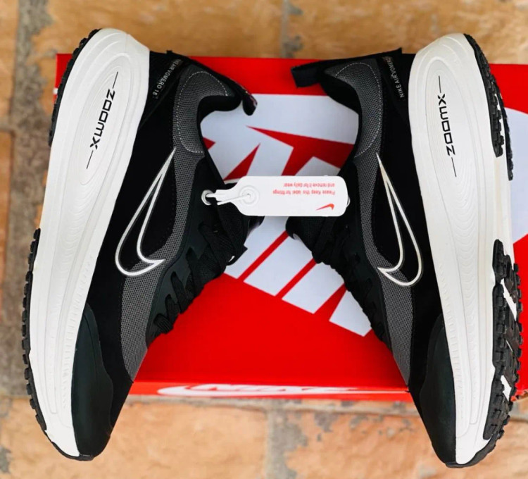 کتونی نایک ایر ومرو 18 ویتنامی وارداتی/سایز 37 الی 45/ست زنانه و مردانه/Nike Air Vomero 18/ فروش عمده و تک