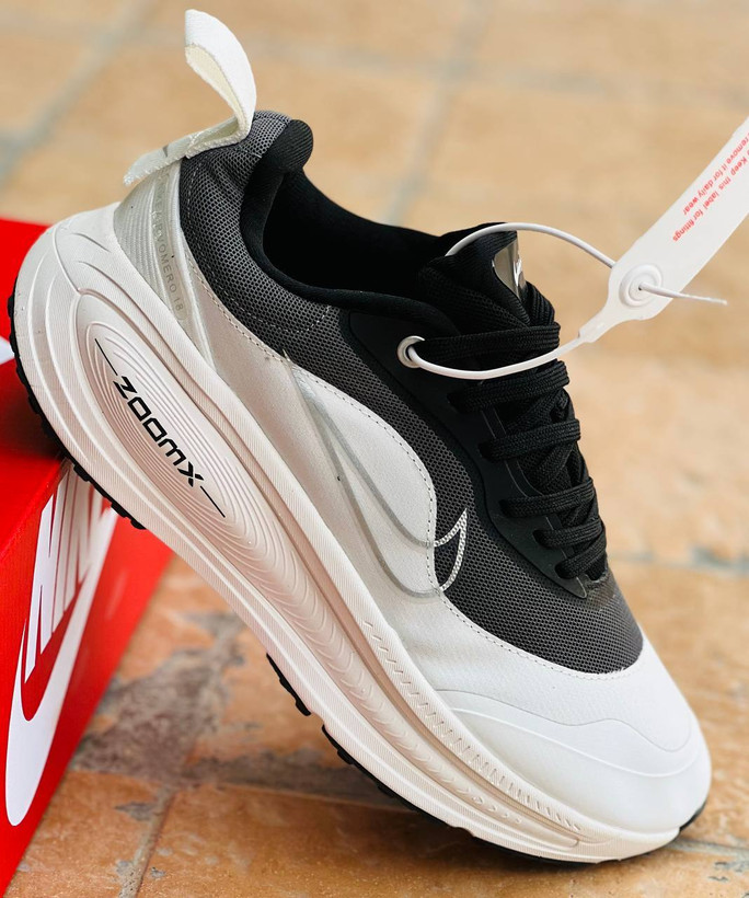 کتونی نایک ایر ومرو 18 ویتنامی وارداتی/سایز 40 الی 45/Nike Air Vomero 18/ فروش عمده و تک