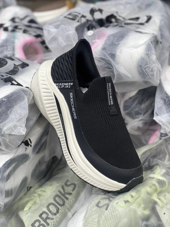 کفش طبی اسکیچرز ویتنامی وارداتی/سایز 40 الی 45/Skechers Slip _Ins Ultra Go Sole Memory Foam/ فروش عمده و تک