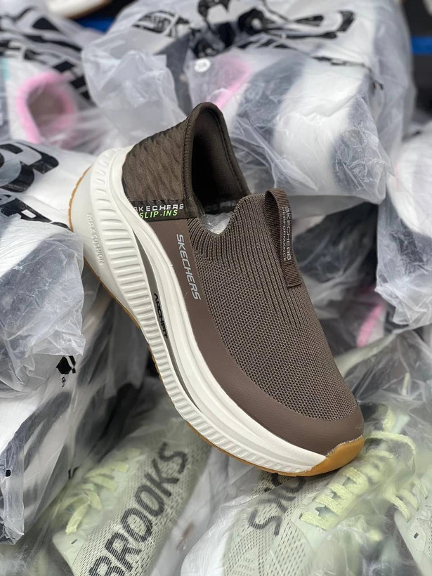 کفش طبی اسکیچرز ویتنامی وارداتی/سایز 40 الی 45/Skechers Slip _Ins Ultra Go Sole Memory Foam/ فروش عمده و تک