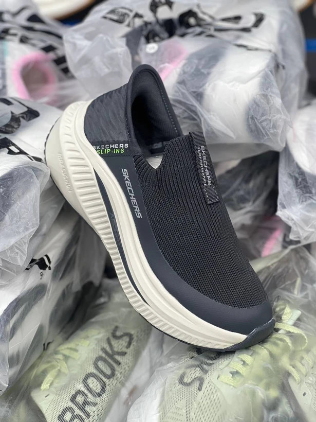 کفش طبی اسکیچرز ویتنامی وارداتی/سایز 40 الی 45/Skechers Slip _Ins Ultra Go Sole Memory Foam/ فروش عمده و تک