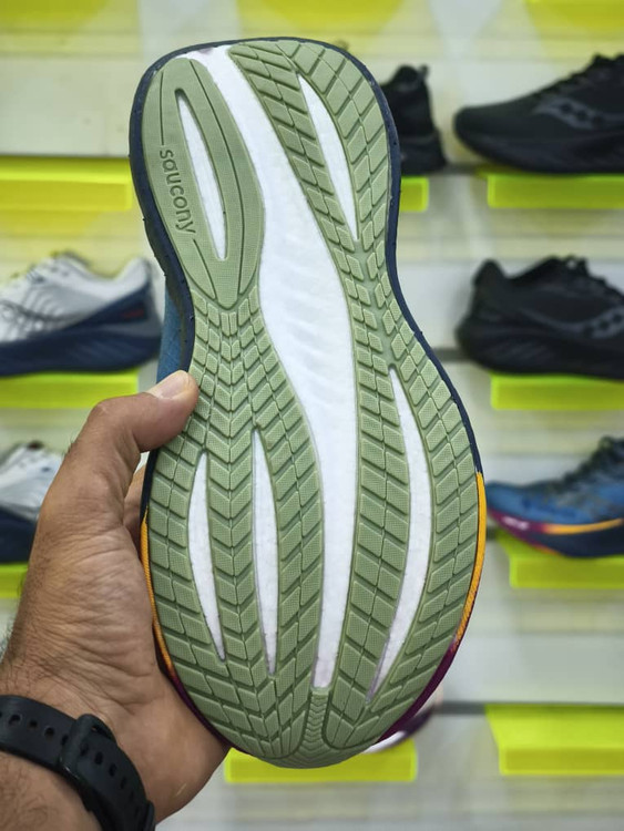 کتونی ساکونی تریمپ 22 /سایز 36 الی 45/Saucony Triumph 22/ فروش عمده و تک