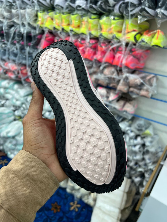 کتونی نایک ایر زوم ومرو مسترکوالیتی /سایز 37 الی 40/ Nike Air Zoom Vomero Plus/ فروش عمده و تک