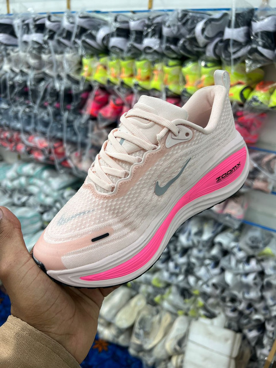 کتونی نایک ایر زوم ومرو مسترکوالیتی /سایز 37 الی 40/ Nike Air Zoom Vomero Plus/ فروش عمده و تک