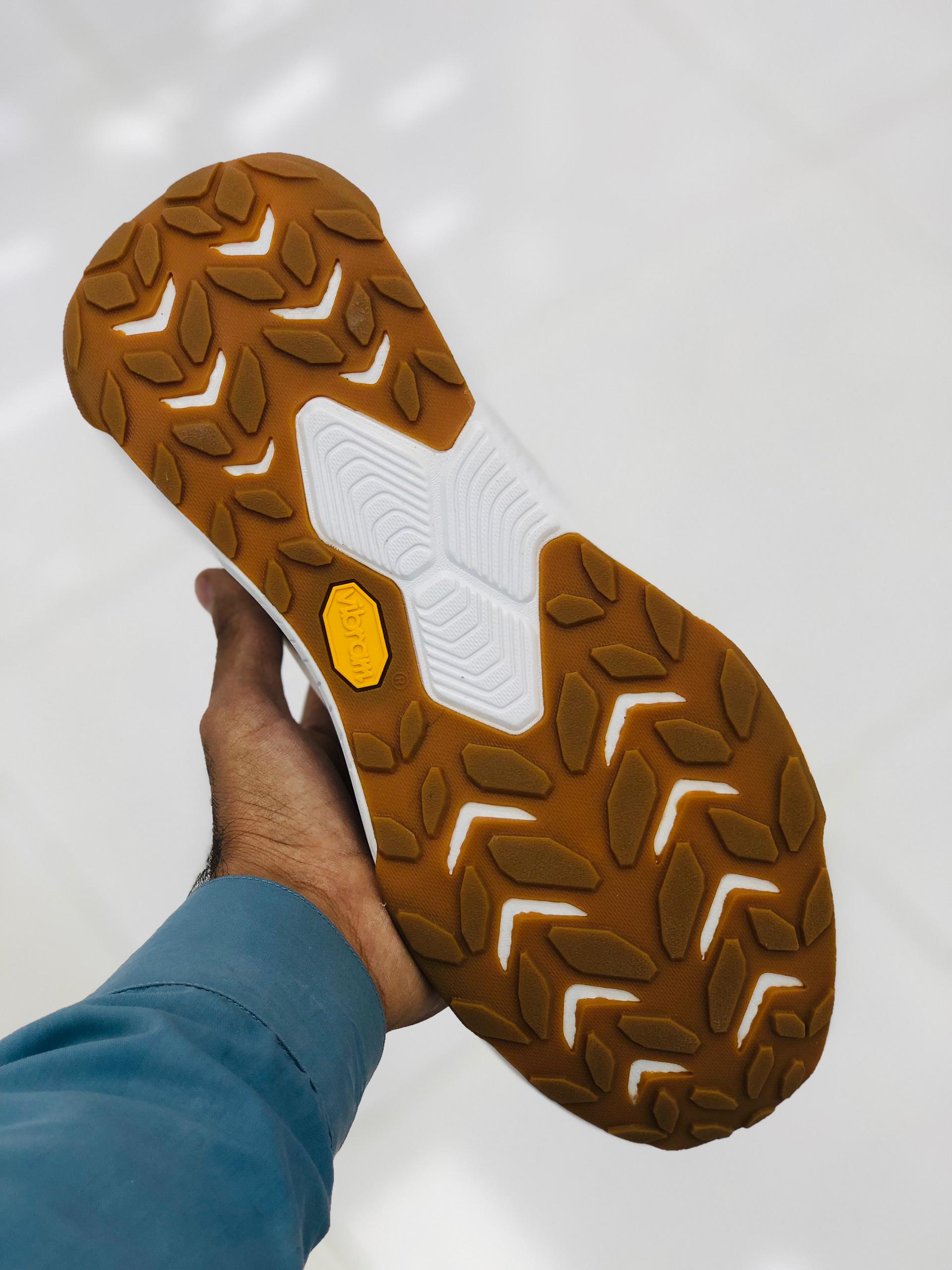 کتونی هوکا زیره ویبرام ضد آب/Hoka transport vibram