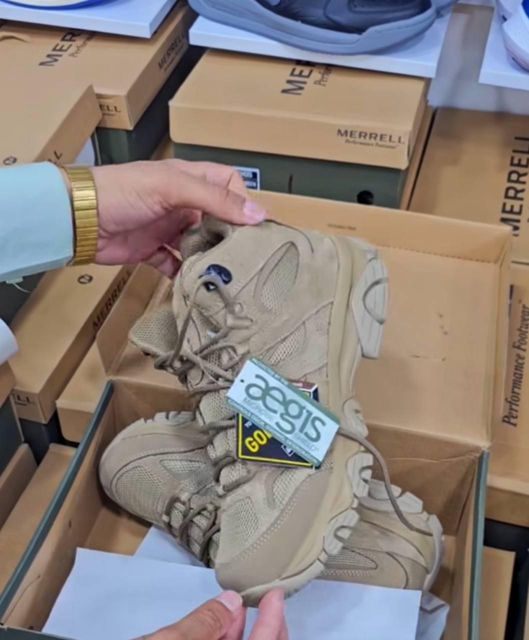 بوت مرل گورتکس /سایز ۴۰ الی ۴۵ / زیره ویبرام / Merrell Moab 3 Mid GTX