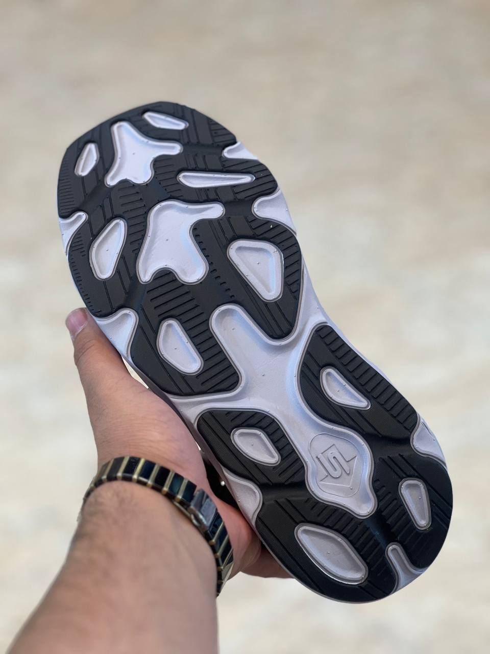 کتونی اسکیچرز بدون بند Max Run Slip-ins: راحتی و کارایی برای سبک زندگی فعال شما