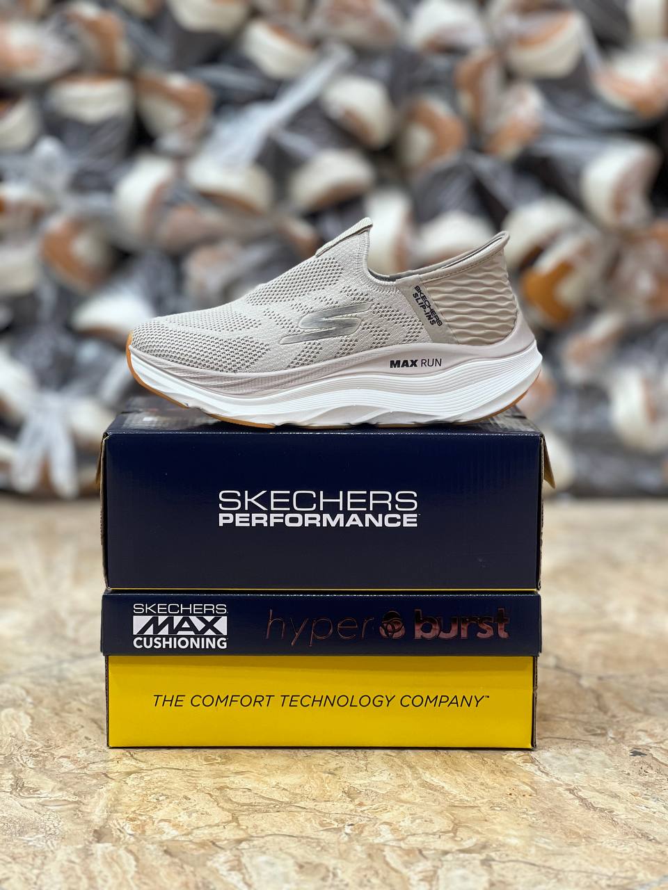 کتونی اسکیچرز بدون بند Max Run Slip-ins: راحتی و کارایی برای سبک زندگی فعال شما