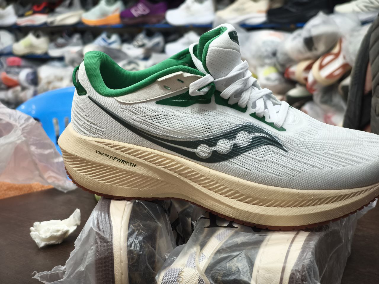 کتونی ساکونی تریمپ 21 مسترکوالیتی /سایز 36 الی 45/Saucony Triumph 21/ فروش عمده و تک