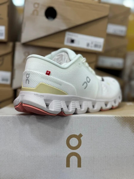 کتونی آن رانینگ کیوسی کلود ایکس 4 مسترکوالیتی/On Running QC Cloud X 4/سایز 40 الی 45/فروش عمده و تک