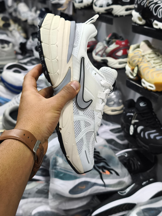 کتونی نایک وی تو کی /سایز 40 الی 45/Nike V2k Run/ فروش عمده و تک