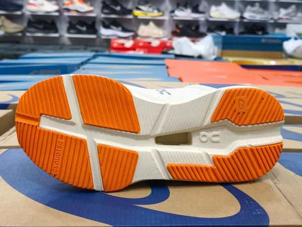 کتونی آن رانینگ کیوسی کلودتک مسترکوالیتی/On Runinng Cloudtech/سایز 40 الی 45/فروش عمده و تک