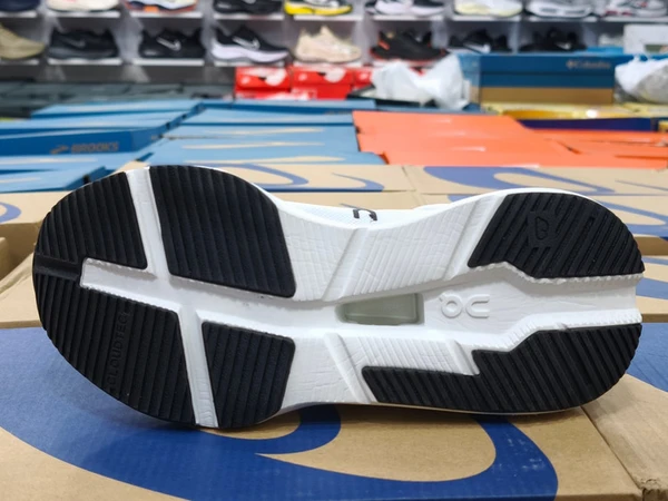 کتونی آن رانینگ کیوسی کلودتک مسترکوالیتی/On Runinng Cloudtech/سایز 40 الی 45/فروش عمده و تک