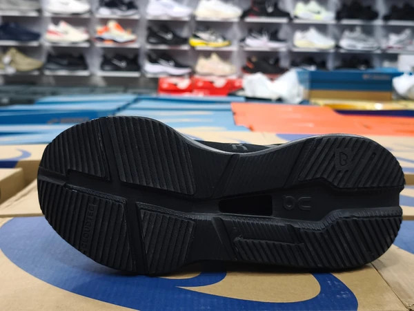 کتونی آن رانینگ کیوسی کلودتک مسترکوالیتی/On Runinng Cloudtech/سایز 40 الی 45/فروش عمده و تک