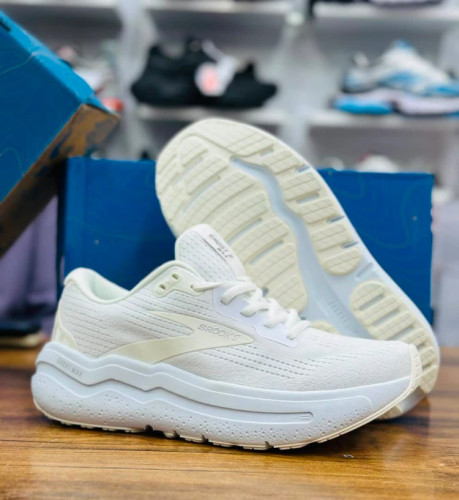 کتونی رانینگ بروکس گاست مکس 2 مسترکوالیتی/Brooks Ghost Max 2/سایز 40 الی 45 / تمام سفید