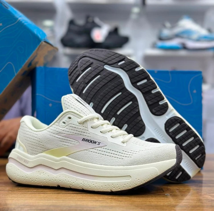 کتونی رانینگ بروکس گاست مکس 2 مسترکوالیتی/Brooks Ghost Max 2/سایز 40 الی 45 / تمام کرم