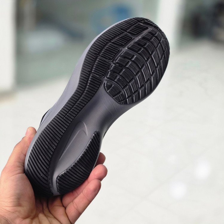 کتونی رانینگ و پیاده روی نایک ایر زوم وینفلو وارداتی /سایز 41 الی 45/ Nike Air Zoom Winflo / طوسی