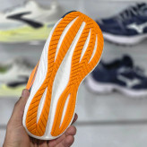 کتونی رانینگ ساکونی ترایمف 21 مسترکوالیتی /سایز 36 الی 39/Saucony Triumph 21/ نارنجی