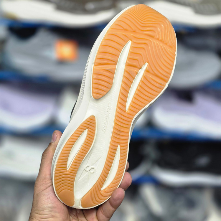 کفشی طبی اسکیچرز اسلیپ مسترکوالیتی بدون بند/Skechers Slip-ins/ سایز 40 الی 45/ کرم
