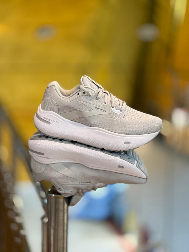 کتونی رانینگ بروکس گاست مکس مسترکوالیتی/Brooks Ghost Max /سایز 40 الی 45/ طوسی سفید