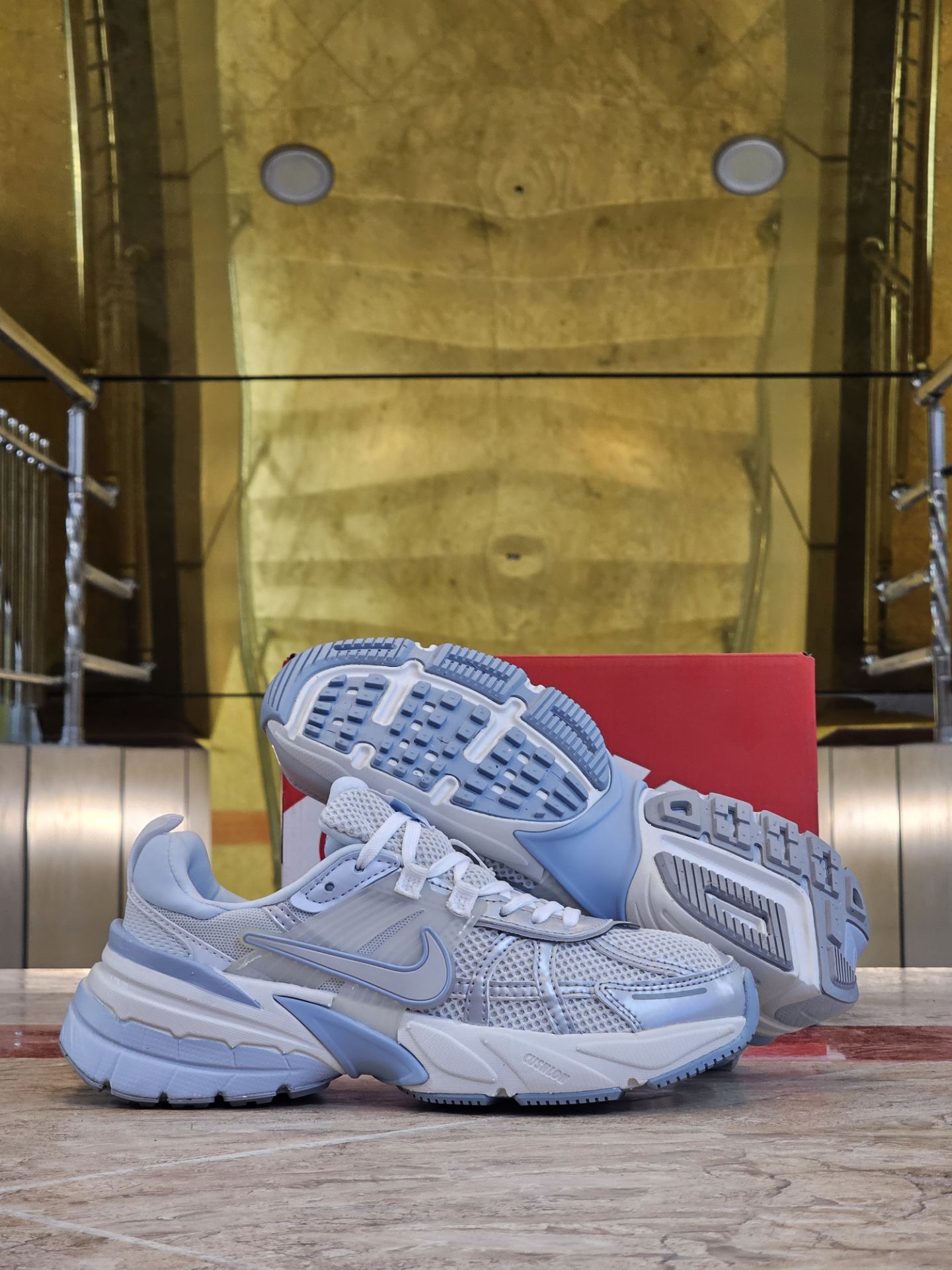 کتونی نایک وی تو کی زنانه مسترکوالیتی /سایز 37 الی 40/Nike V2k Run/ فروش عمده و تک