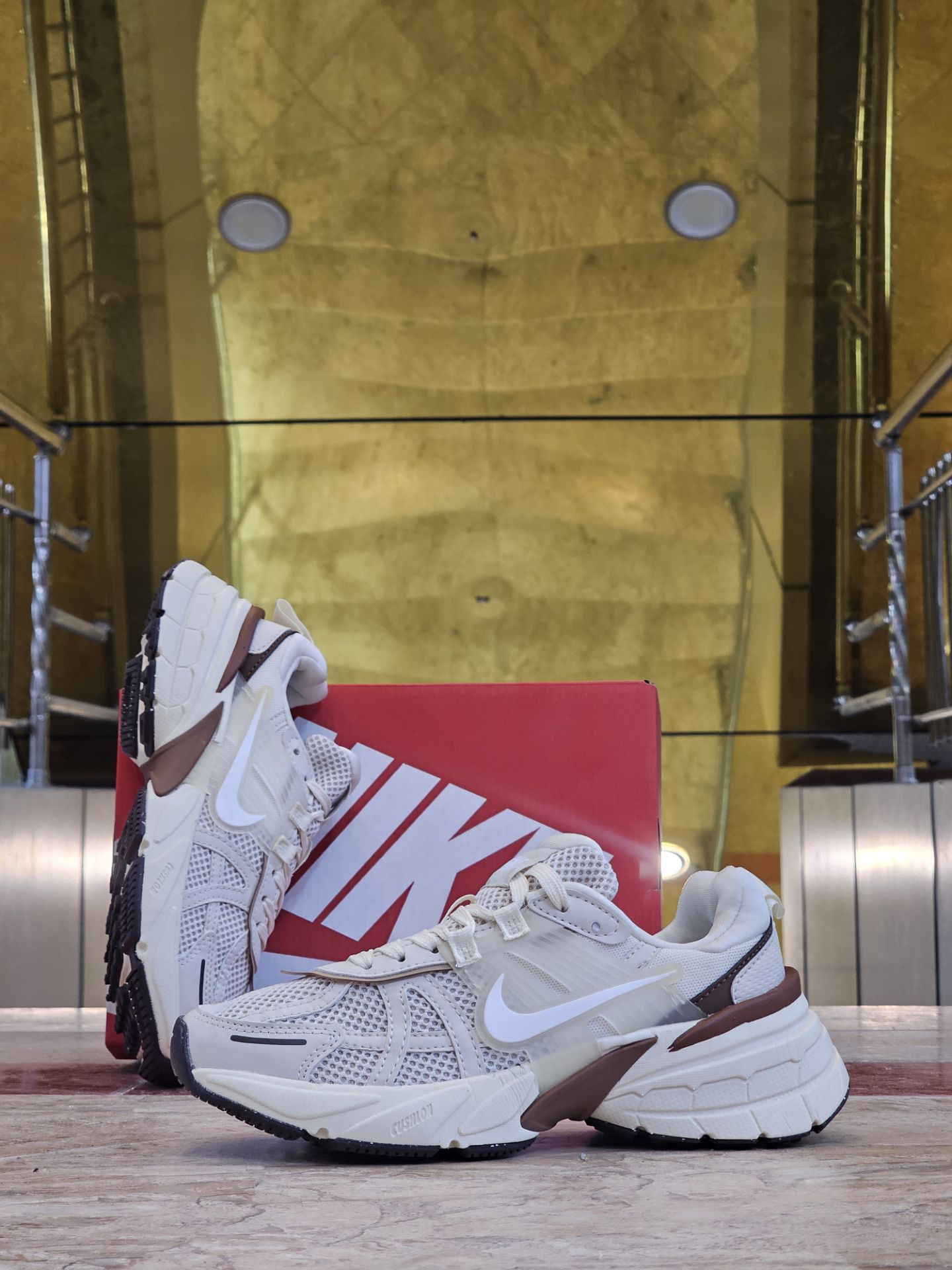 کتونی نایک وی تو کی زنانه مسترکوالیتی /سایز 37 الی 40/Nike V2k Run/ فروش عمده و تک