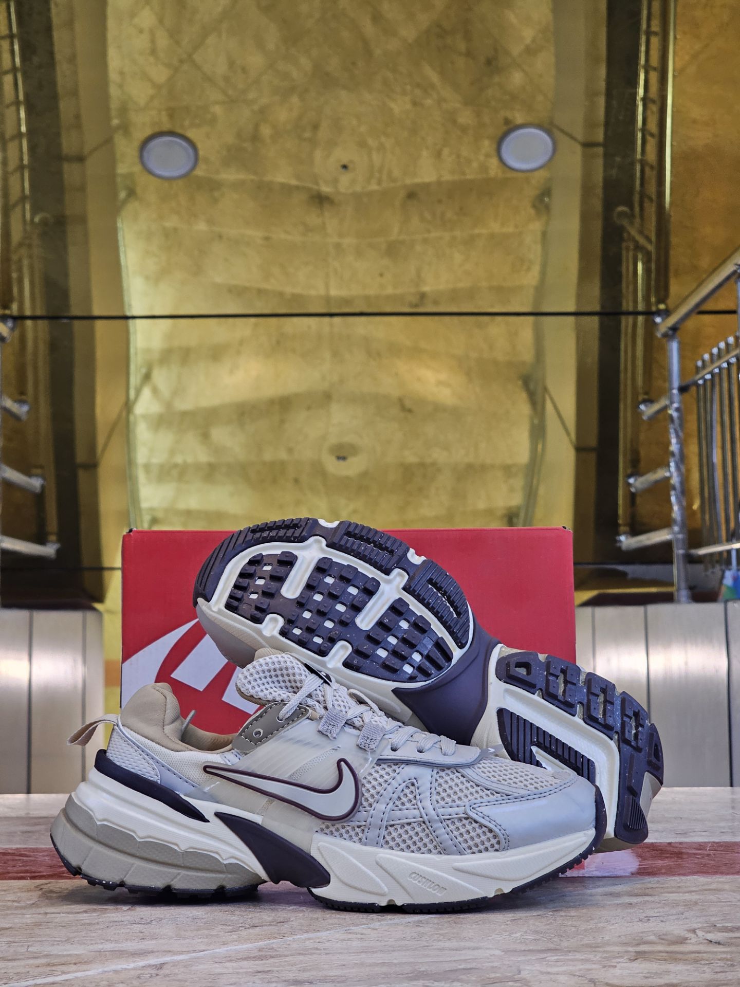 کتونی نایک وی تو کی زنانه مسترکوالیتی /سایز 37 الی 40/Nike V2k Run/ فروش عمده و تک